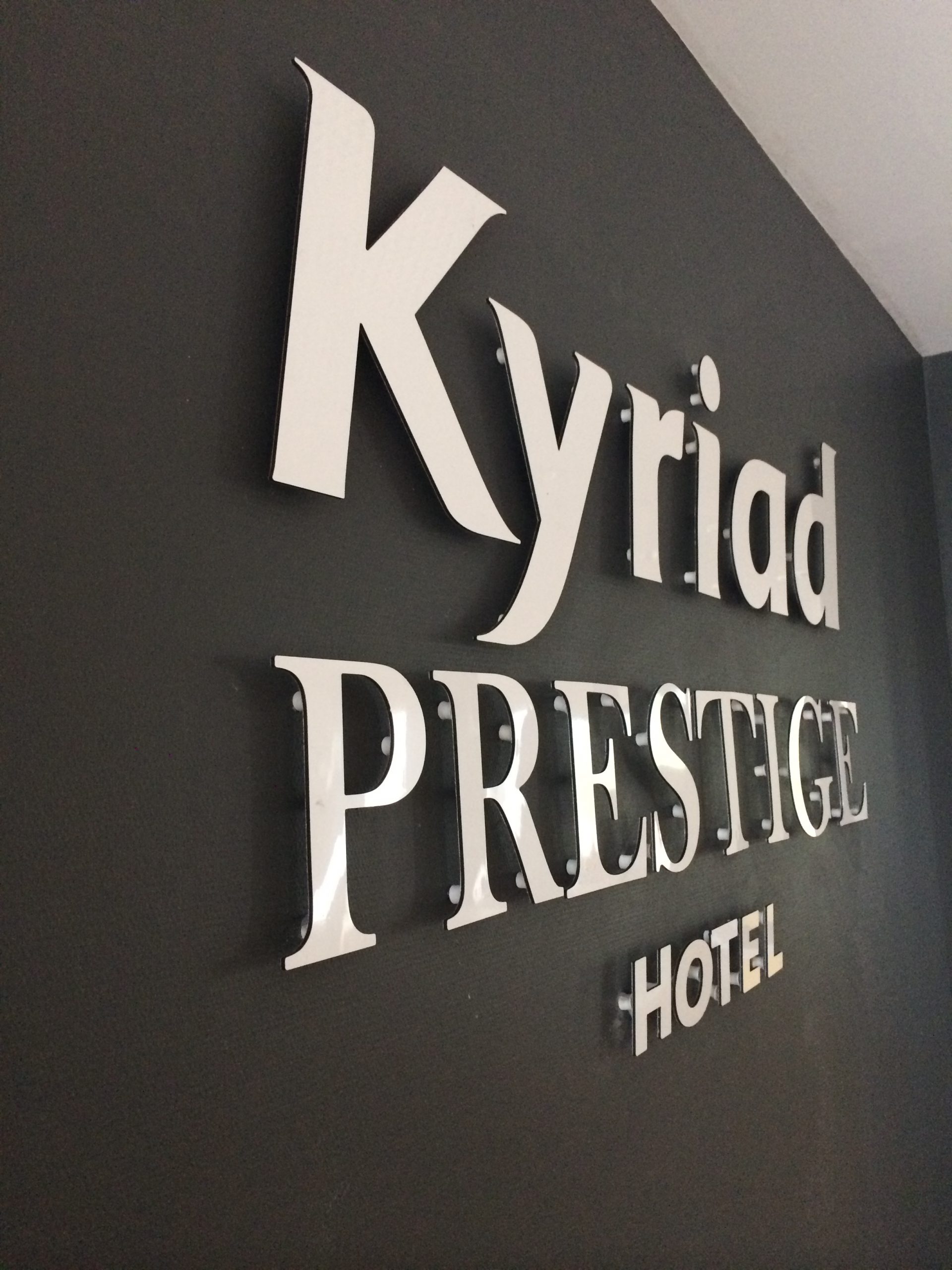 Lettres découpées sur entretoises KYRIAD Pau (64)