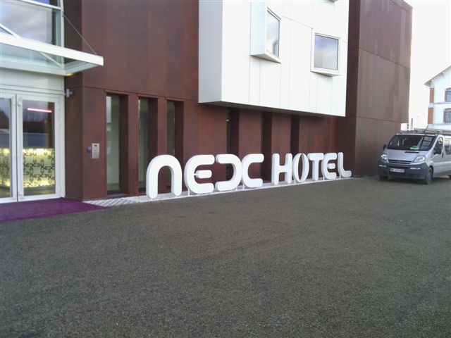 Lettres non lumineuses sur pieds