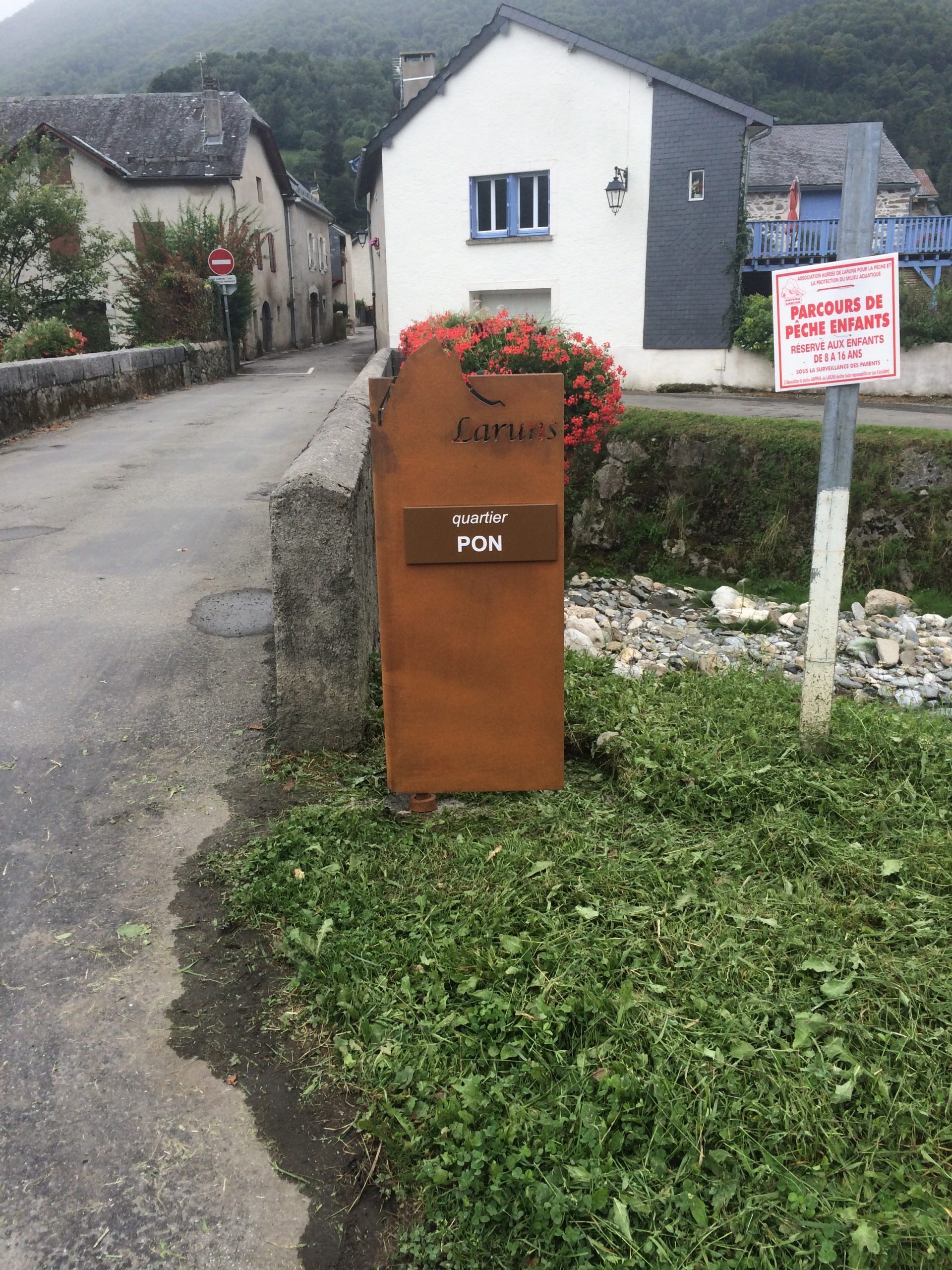 Mini totem signalétique extérieure Laruns (64)