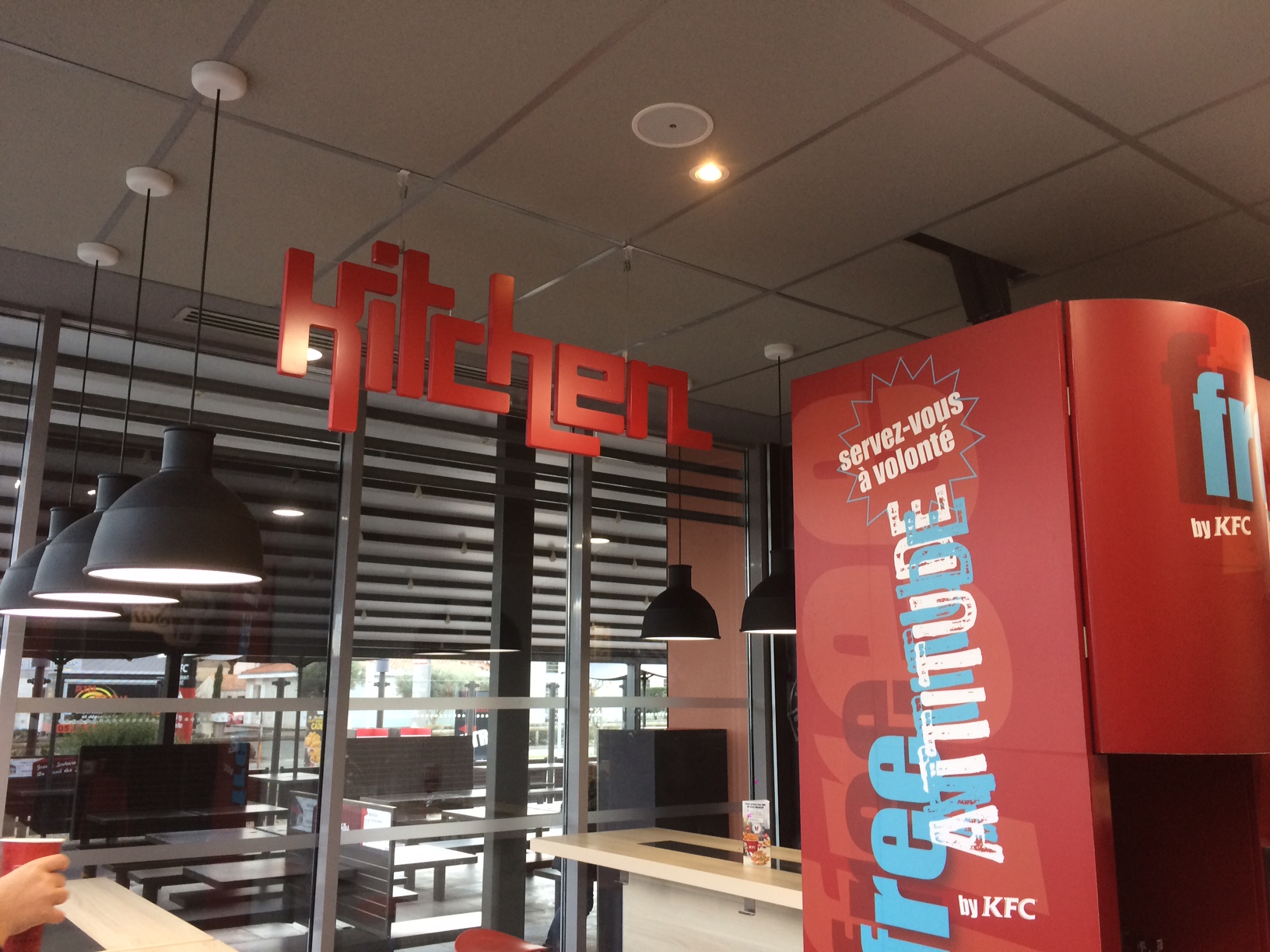 Texte relief suspendu KFC Lagord