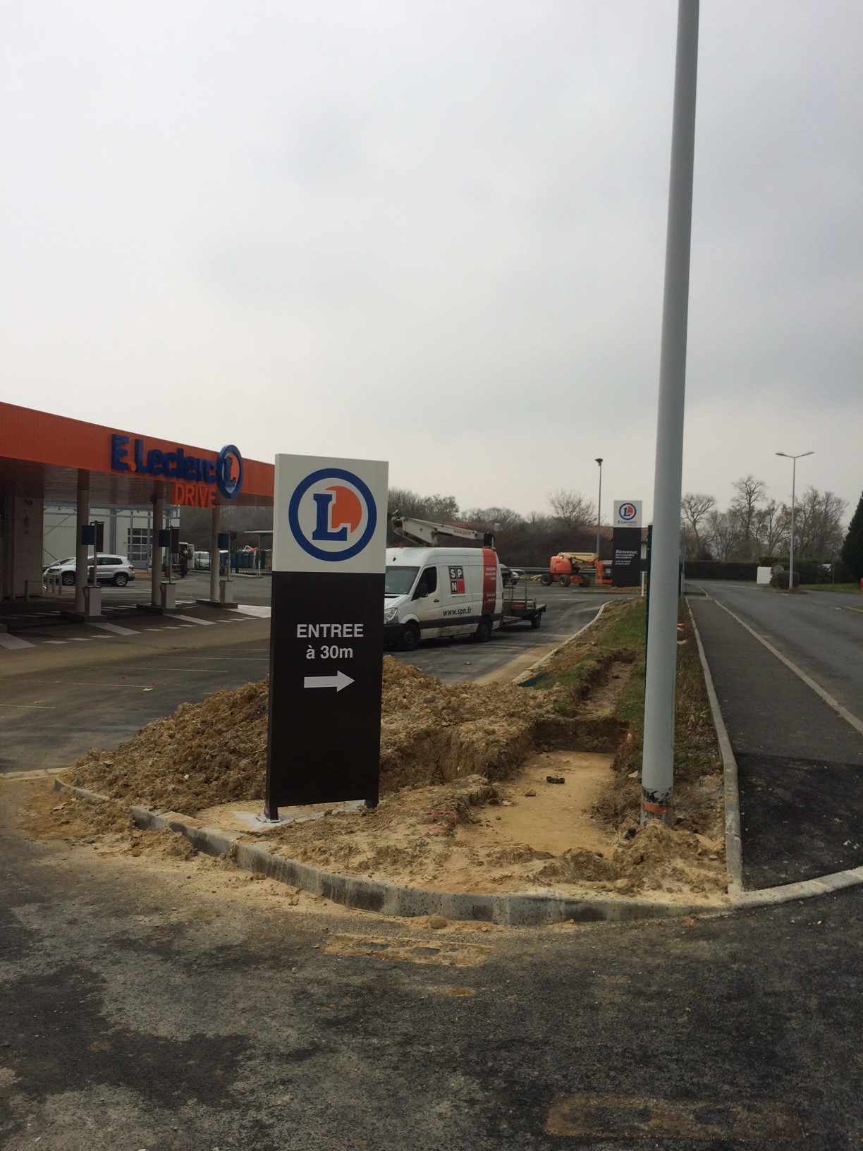 Totem LECLERC Bassussary (64)