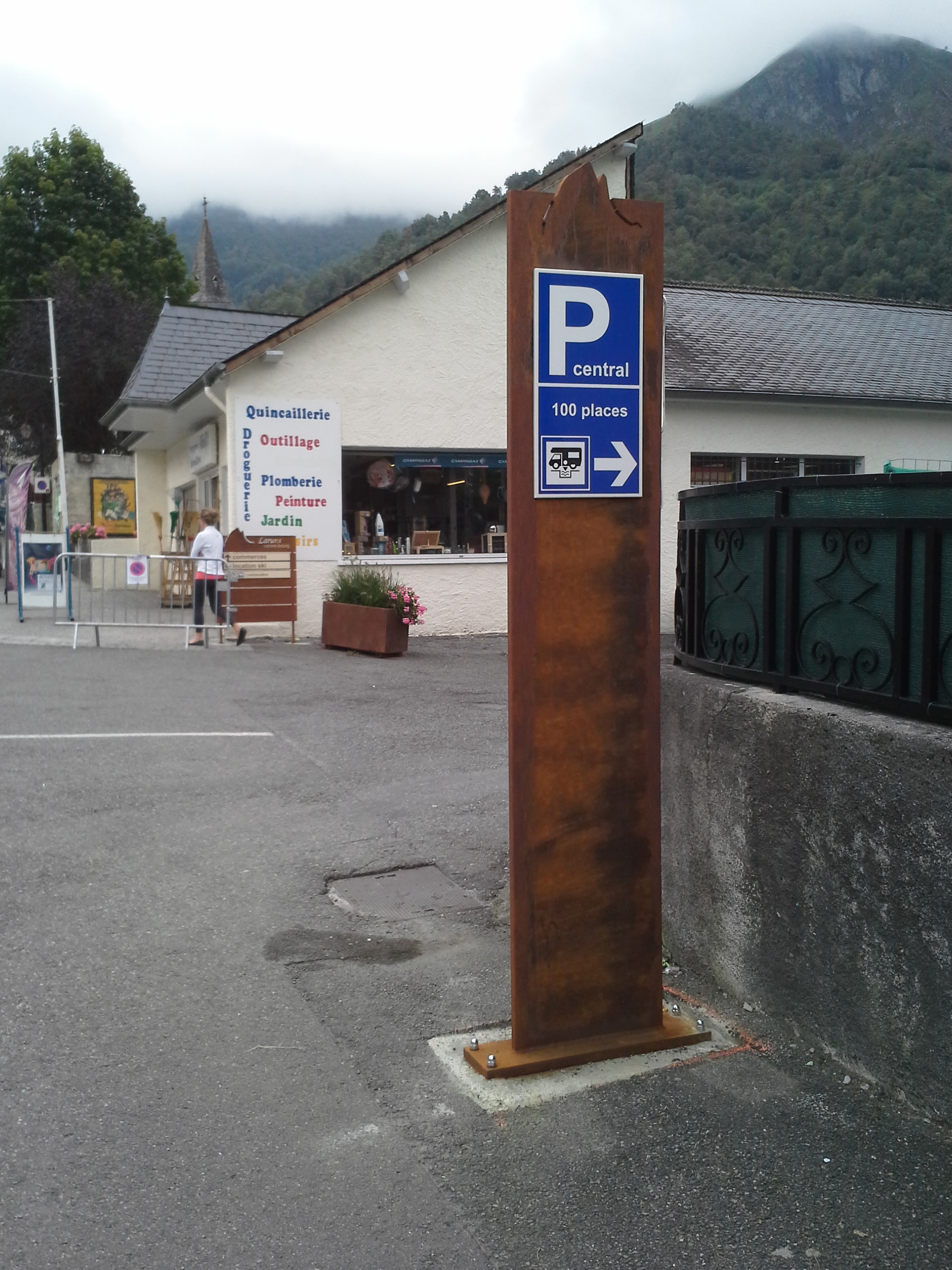 Totem signalétique extérieure parking Laruns (64)