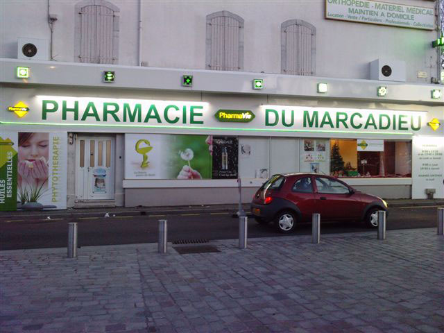 enseignes_croix_de_pharmacie_leds_vitrophanie_pharmacie_le_pan_tarbes_65