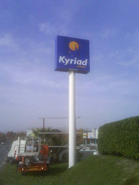 Caisson lumineux sur mat KYRIAD Orthez (64)