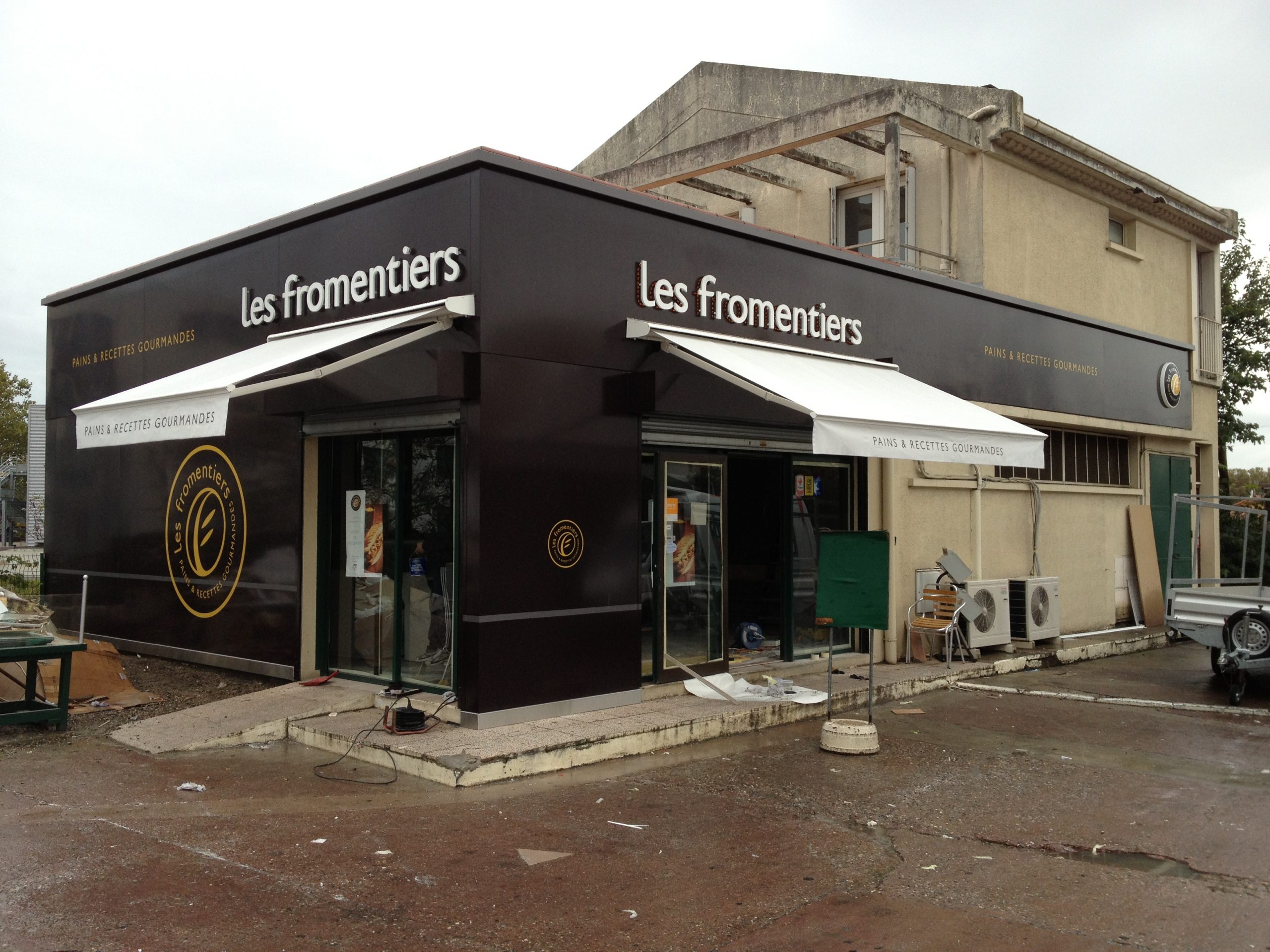 Habillage de façade, enseignes et store LES FROMENTIERS Béziers (34)