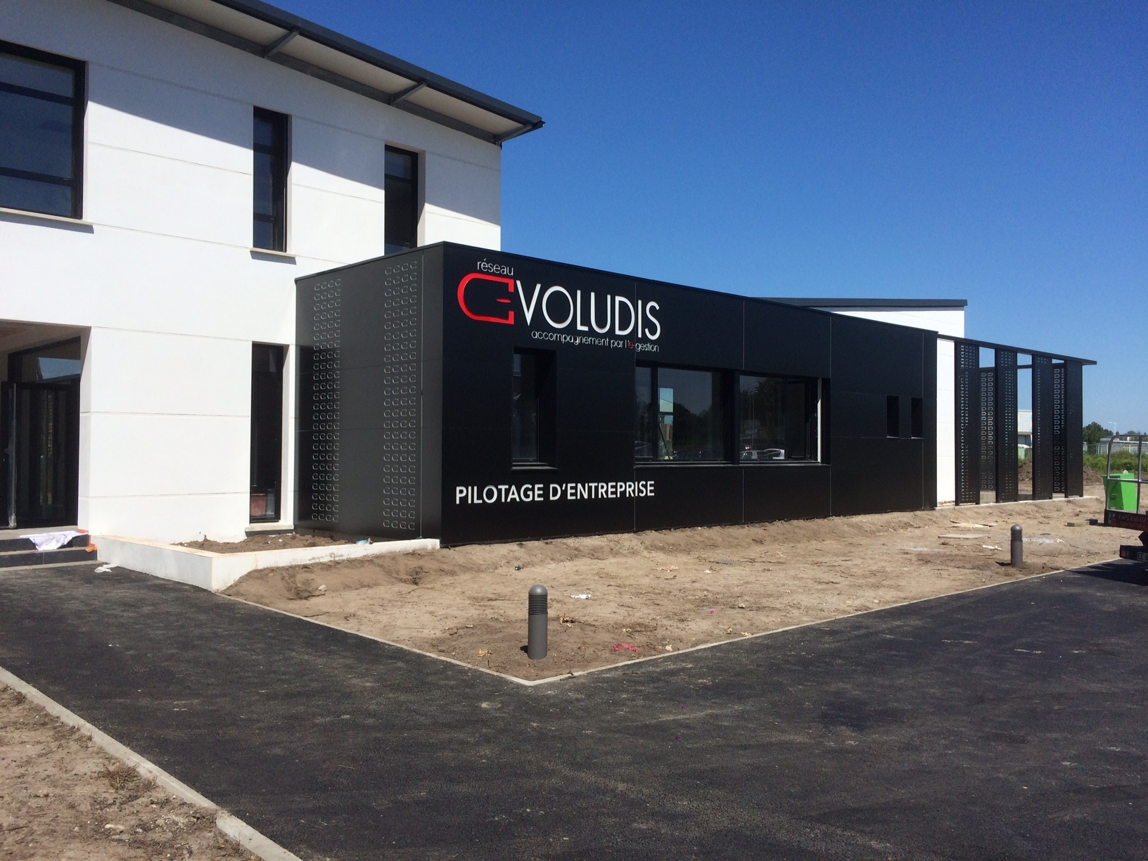 Habillage façade Alucobond sur structure alu avec intégration texte lumineux EVOLUDIS Mont de Marsan (40)