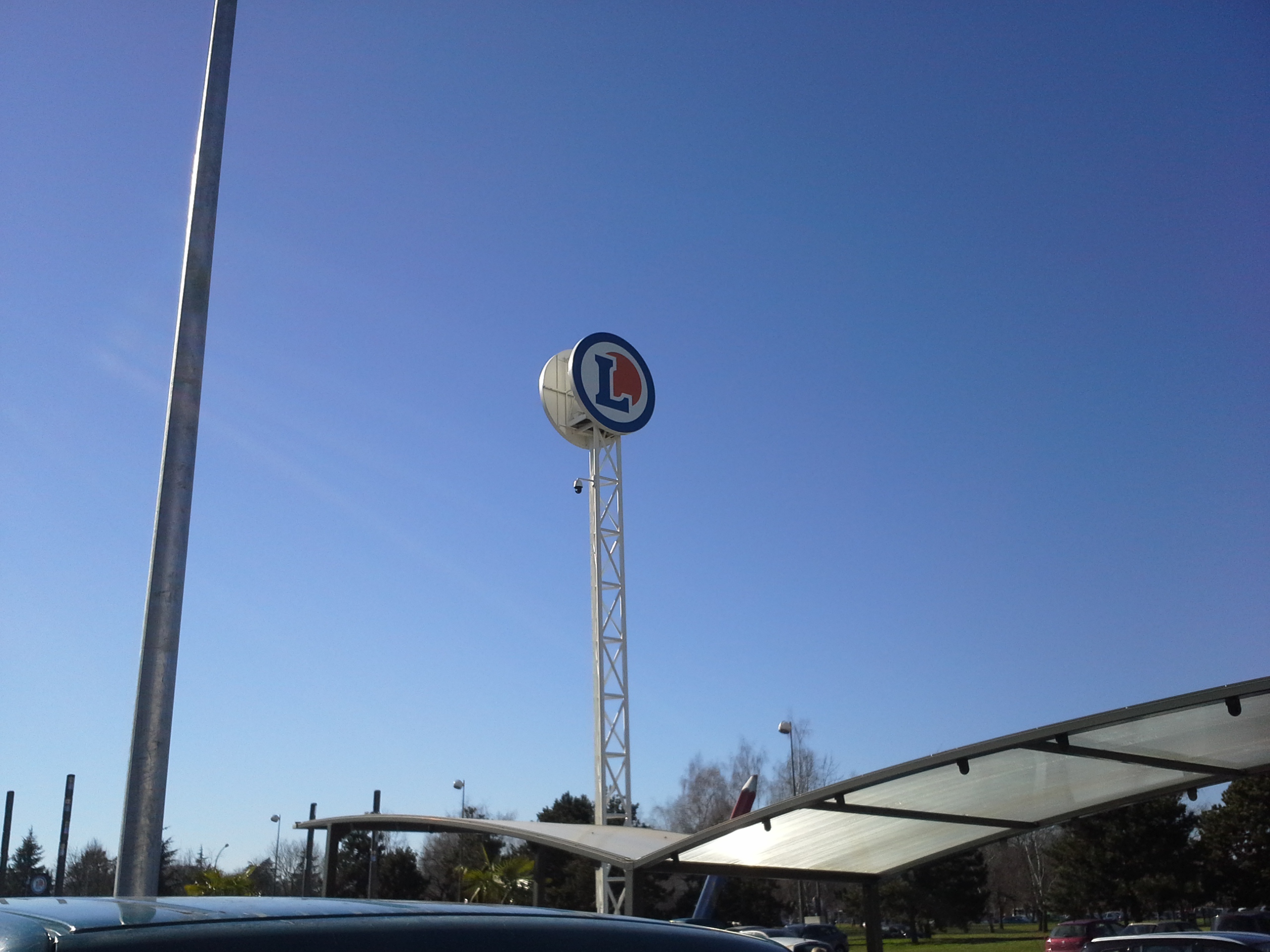 Logos lumineux toile tendue sur mat grande hauteur LECLERC Pau (64)